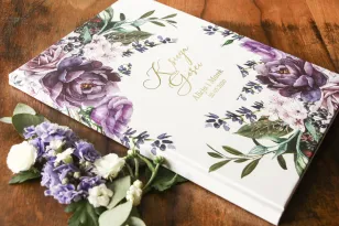 Weselna, ślubna Księga Gości ze złotymi napisami. Grafika w stylu glamour. Na księdze wykorzystany został motyw lawendy