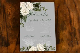 Grauer Hochzeitstischplan im Glamour-Stil mit weißen Pfingstrosen und grünen Zweigen