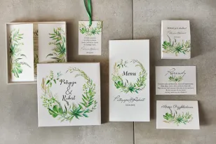 Probeset mit Hochzeitseinladungen in einer Schachtel mit grünem Kranz
