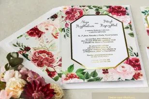 Geometrische Hochzeitseinladungen mit Pfingstrosen in verschiedenen Rosa- und Burgundertönen