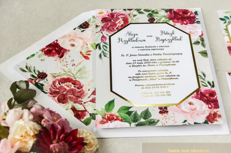 Geometryczne zaproszenia ślubne z piwoniami w różnych odcieniach różu i burgundu