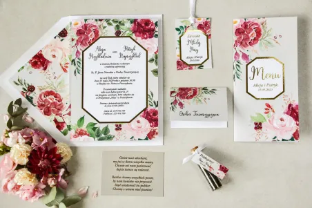 Geometryczne zaproszenia ślubne z piwoniami w różnych odcieniach różu i burgundu z dodatkiem zielonych gałązek