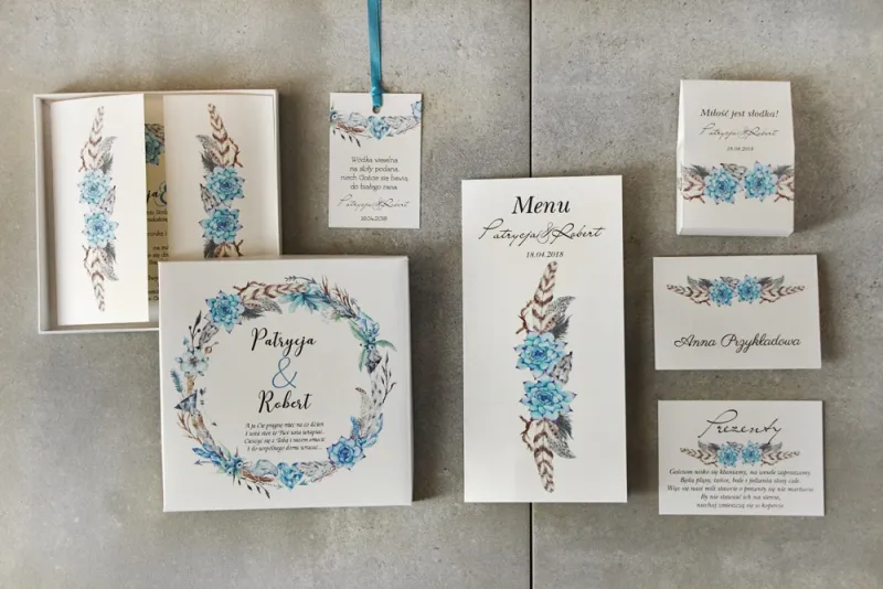 Zestaw próbny zaproszeń ślubnych w pudełku z grafiką w stylu boho i piórkami Zestaw próbny zaproszeń ślubnych w pudełku z grafiką w stylu boho i piórkami