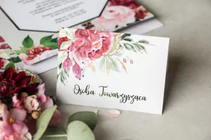 Kwiatowe Winietki ślubne z piwoniami w różnych odcieniach różu i burgundu z dodatkiem zielonych gałązek oraz złoceniami