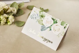 Florale Hochzeitsvignetten mit Vergoldung und weißen Rosen und Pfingstrosen mit dem Zusatz von grünen Zweigen