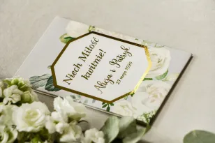 Dank an die Hochzeitsgäste in Form von Samen - Verpackung mit weißen Rosen und Pfingstrosen