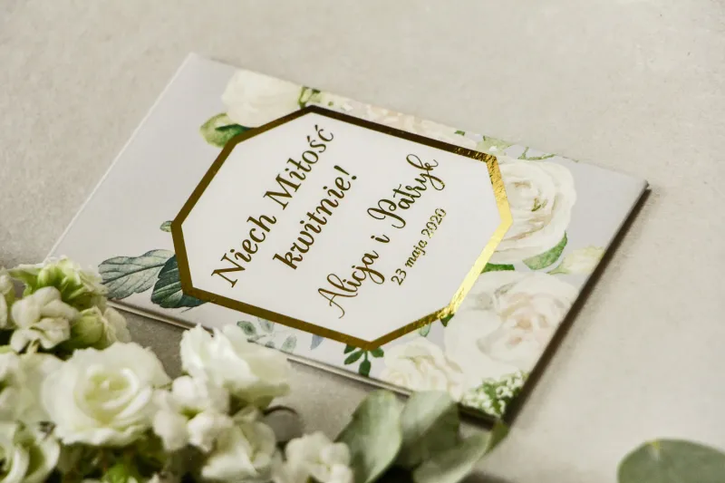 Podziękowania dla gości weselnych w formie nasion - Opakowanie z białymi różami i piwoniami