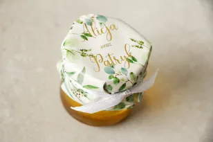Glas Honig - ein süßes Dankeschön an die Hochzeitsgäste. Reithaube mit vergoldeten Inschriften und Eukalyptus