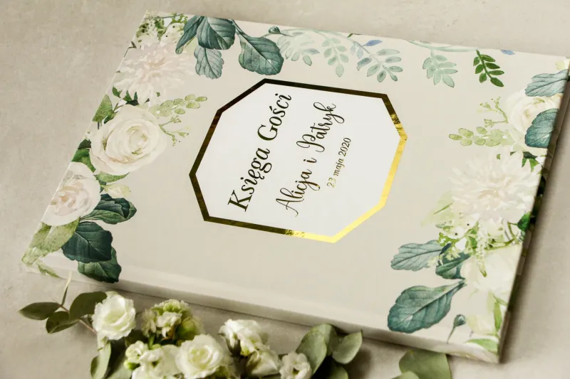 Weselna Księga Gości ze złoceniami z białymi różami i piwoniami z dodatkiem zielonych gałązek