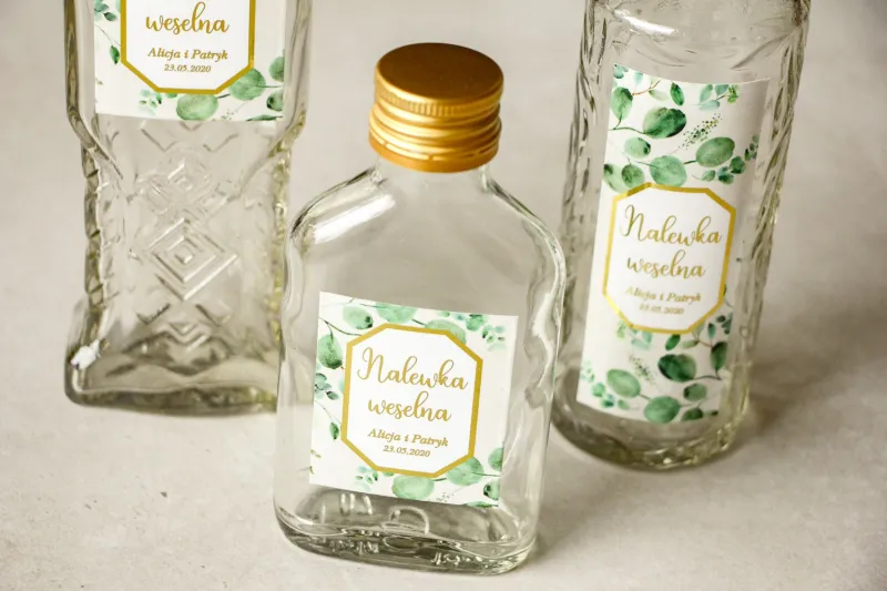 Butelki na nalewki wraz z etykietą w stylu glamour ze złoconą ramką i tekstem z eukaliptusem