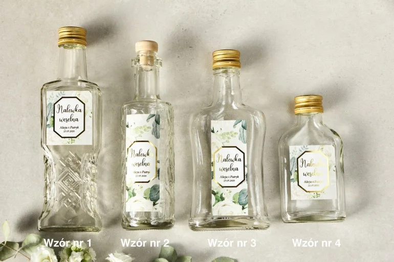 Butelki Weselne z Etykietą w Stylu Glamour i Złoceniami | Prezenty dla Gości z Białymi Kwiatami