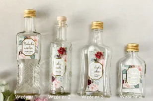 Butelki na nalewki wraz z etykietą w stylu glamour ze złoceniami z burgundowymi i bordowymi piwoniami