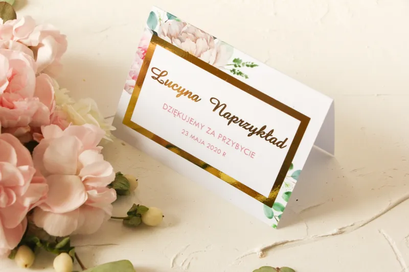 Winietki Ślubne z różowymi piwoniami w towarzystwie białych róż i zieleni ze złoconymi napisami oraz złoconą ramką