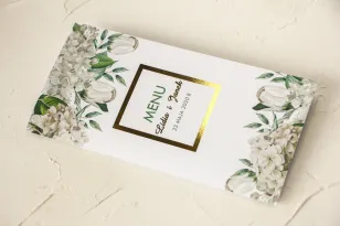 Menu ślubne ze złoceniem oraz z białą hortensją i tulipanami w otoczeniu zieleni