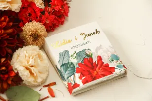Danke an die Hochzeitsgäste in Form von Milchschokolade, Deckblatt mit Burgunder und weißen Rosen