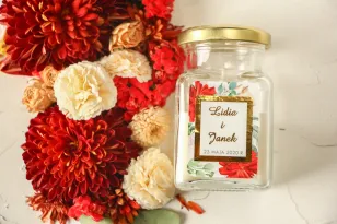 Hochzeitskerzen - dank der Hochzeitsgäste. Etikett mit Vergoldung und burgunderroten und weißen Rosen