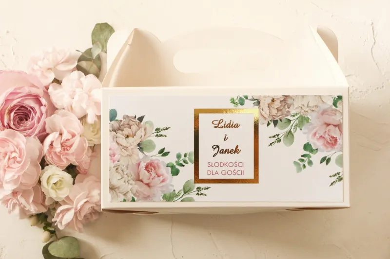 Prostokątne Pudełko na ciasto weselne ze złoceniami oraz z różowymi piwoniami w towarzystwie białych róż