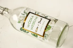 Vergoldete Selbstklebeetiketten für Alkoholflaschen mit weißer Hortensie und Tulpen umgeben von viel Grün