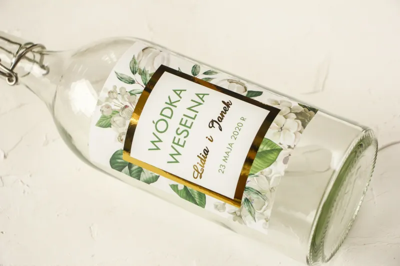Złocone Etykiety samoprzylepne na butelki na alkohol z białą hortensją i tulipanami w otoczeniu zieleni