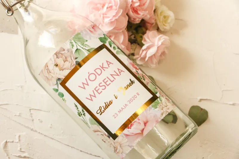 Złocone Etykiety samoprzylepne na butelki na alkohol z różowymi piwoniami w towarzystwie białych róż i zieleni