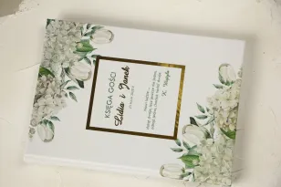 Hochzeitsgästebuch mit Vergoldung mit weißer Hortensie und Tulpen im Grünen