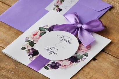 Fioletowe Zaproszenia ślubne z kokardą w kolorowej kopercie
