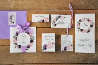 Fioletowe Zaproszenia ślubne z kokardą w kolorowej kopercie