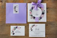 Fioletowe Zaproszenia ślubne z kokardą w kolorowej kopercie