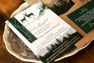 Waldhochzeitseinladungen mit Hirschgrafiken. Grüne One-Card-Einladungen mit Waldmotiv und ökologischem Umschlag