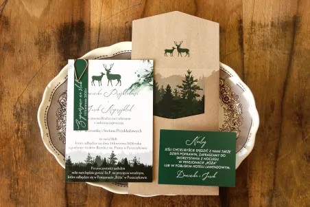 Leśne zaproszenia ślubne z grafiką jeleni. Zielone jednokartkowe zaproszenia z motywem lasu i ekologiczną kopertą