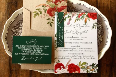 Zimowe zaproszenia ślubne z czerwoną różą i zielonymi gałązkami z dodatkiem bieli
