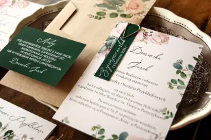 Hochzeitseinladungen mit Rosen und grünen Eukalyptuszweigen. Die Einladungen werden von einem umweltfreundlichen Umschlag beglei