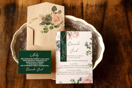 Zaproszenia ślubne z różami i zielonymi gałązkami eukaliptusa. Do zaproszeń dołączona jest ekologiczna koperta