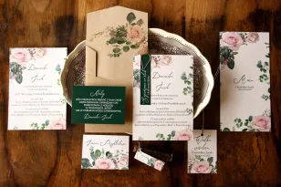 Zaproszenia ślubne z różami i zielonymi gałązkami eukaliptusa. Do zaproszeń dołączona jest ekologiczna koperta