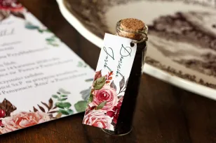 Flasche Tee - Hochzeit dank der Gäste. Tag mit rosa Blumenstrauß und grünen Zweigen