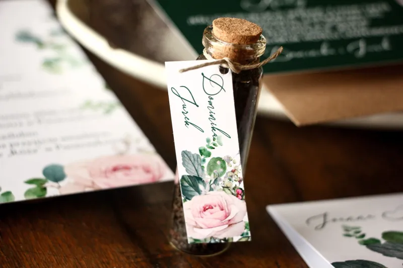 Buteleczka z Herbatą - Ślubne Podziękowania dla gości. Przywieszka z różami i zielonymi gałązkami eukaliptusa