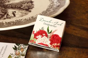 Hochzeitspralinen - Danke an die Gäste. Deckblatt mit roter Rose und grünen Zweigen