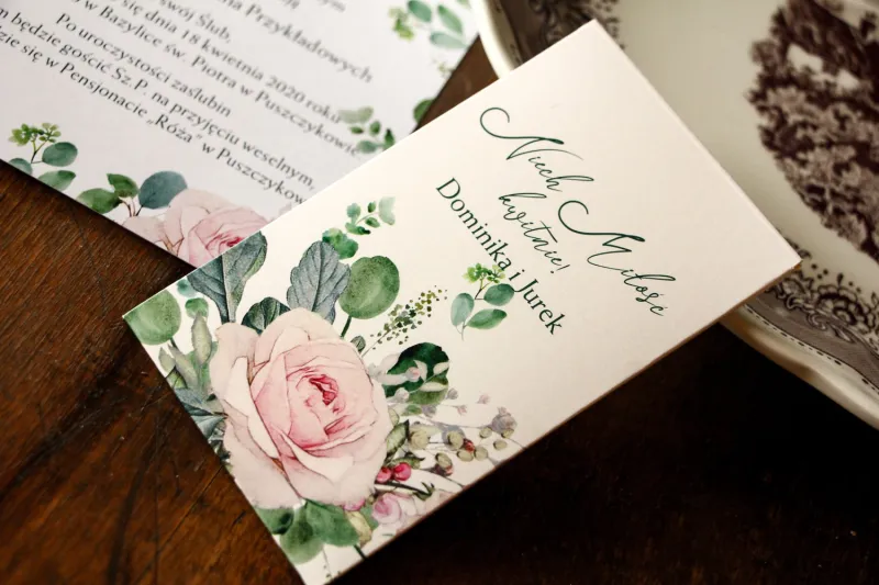 Nasiona Ślubne - Podziękowania dla Gości. Opakowanie z różami i zielonymi gałązkami eukaliptusa