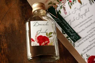 Ślubne Butelki na nalewki jako Podziękowania dla Gości - Etykieta z czerwoną różą i zielonymi gałązkami z dodatkiem bieli