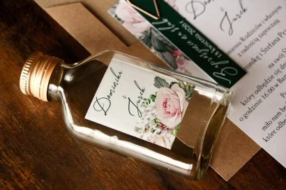 Eleganckie butelki z różami i eukaliptusem | Upominki ślubne dla gości | Delize nr 4