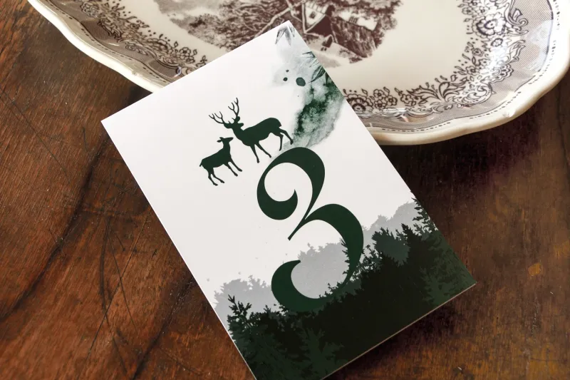 Ślubne Numery stolików weselnych z leśną grafiką jeleni Ślubne Numery stolików weselnych z leśną grafiką jeleni