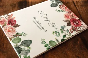 Hochzeitsgästebuch mit rosa Blumenstrauß und grünen Zweigen