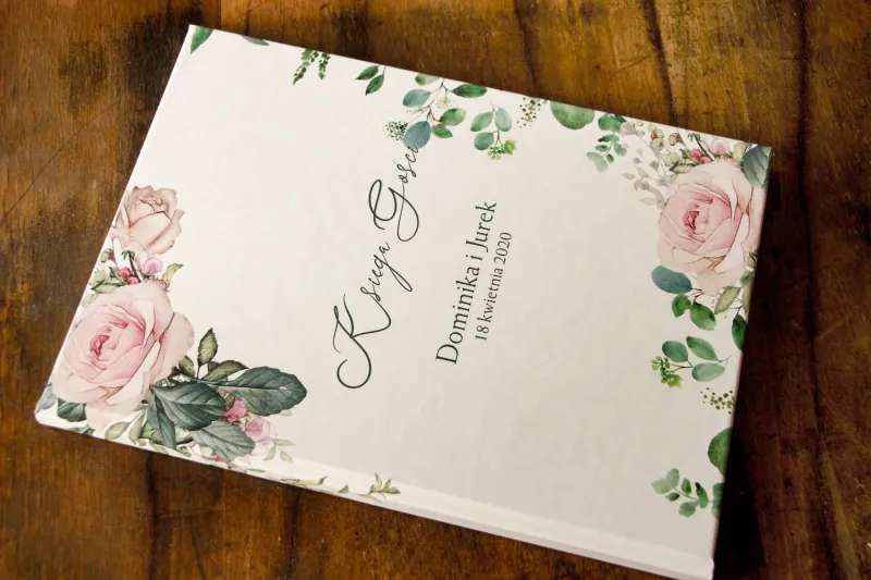 Ślubna Księga Gości z różami i zielonymi gałązkami eukaliptusa
