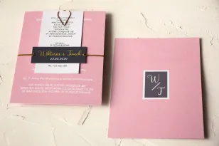 Hochzeitseinladungen im modernen Stil in puderrosa Farbe. Einladungen, die mit einem Ticket mit goldener Schrift verbunden sind