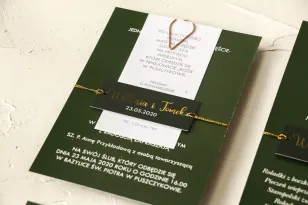 Moderne Hochzeitseinladungen in flaschengrüner Farbe. Einladungen, die mit einem Ticket mit goldener Schrift gebunden sind.