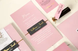 Nowoczesne Menu Ślubne przewiązane złoconym bilecikiem. Menu w kolorze pudrowego różu