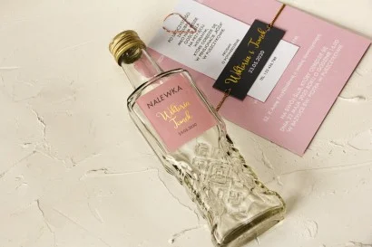 Butelki na Nalewki z Złoconą Etykietą w Kolorze Pudrowego Różu | Glamour Upominki Ślubne