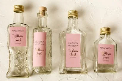 Butelki na Nalewki z Złoconą Etykietą w Kolorze Pudrowego Różu | Glamour Upominki Ślubne | Emerald nr 2