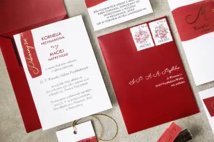Burgunderfarbene Hochzeitseinladungen mit goldener Schrift mit passendem burgunderrotem Umschlag im Originalformat