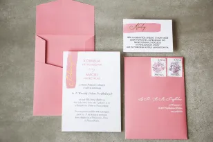 Hochzeitseinladungen in puderrosa Farbe mit goldener Schrift mit passendem rosa Umschlag im Originalformat